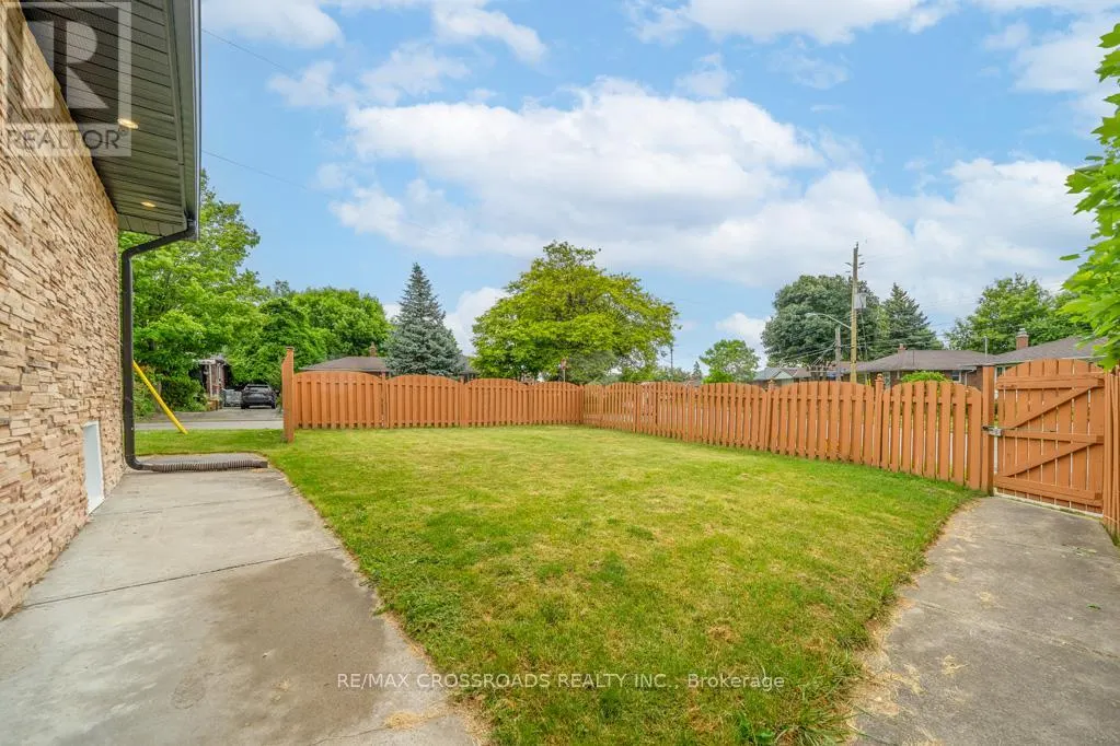2 MACKINAC CRESCENT