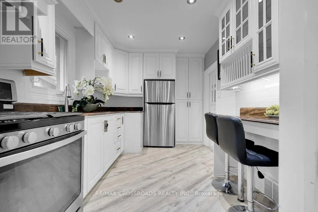 2 MACKINAC CRESCENT