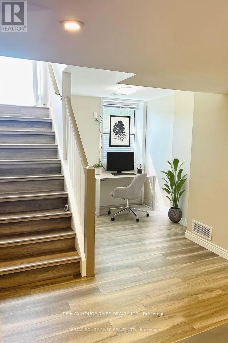 LOWER - 513 ROSSLAND ROAD E