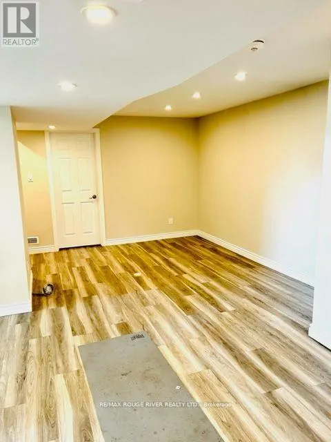 LOWER - 513 ROSSLAND ROAD E