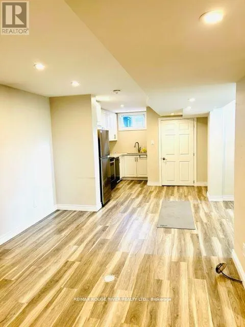 LOWER - 513 ROSSLAND ROAD E