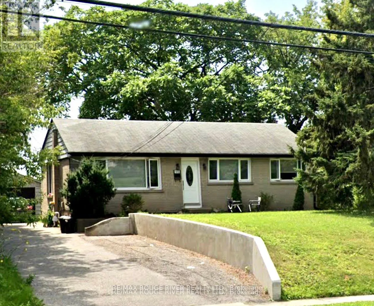 LOWER - 513 ROSSLAND ROAD E