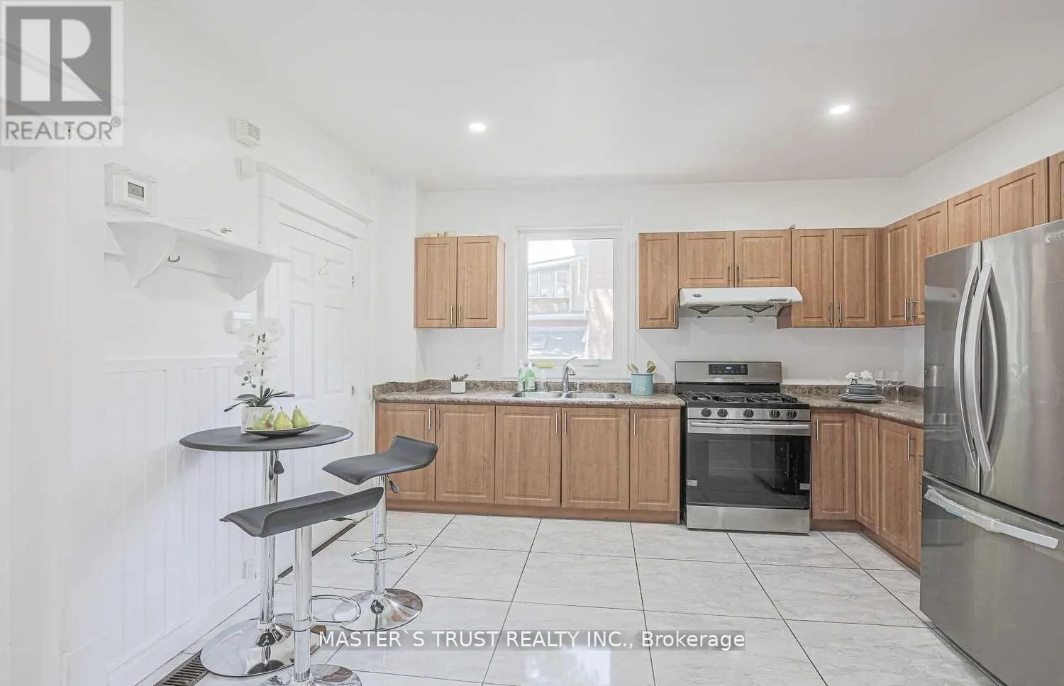 UPPER - 2668 MIDLAND AVENUE