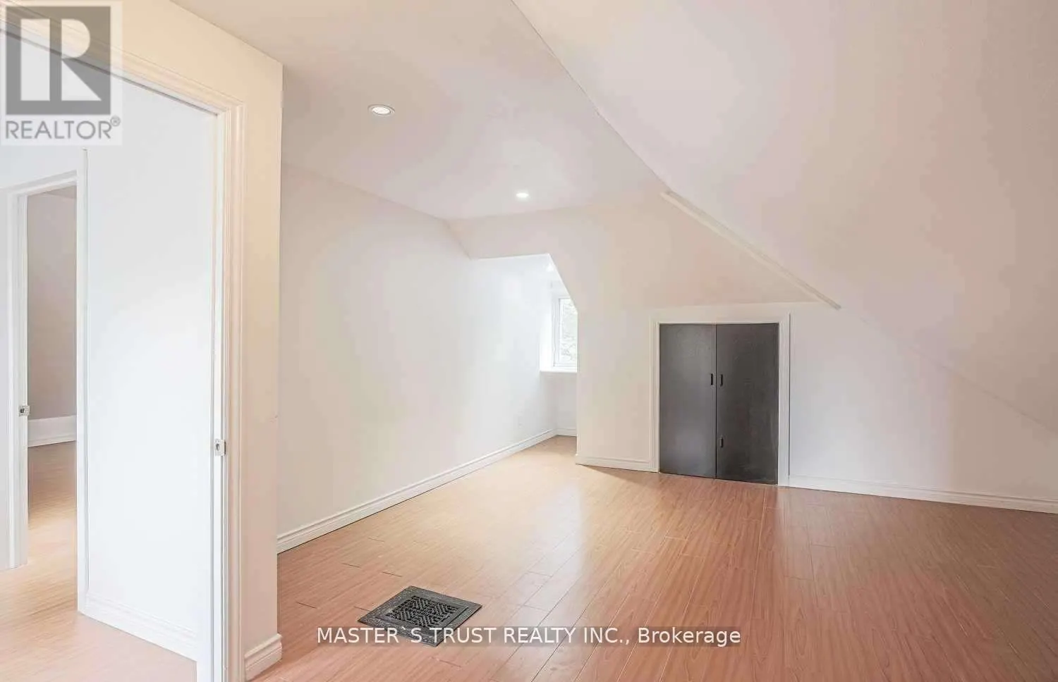 UPPER - 2668 MIDLAND AVENUE