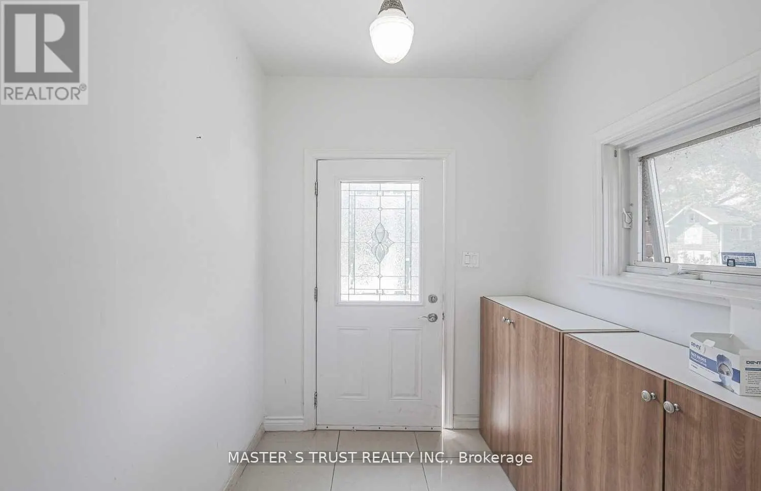 UPPER - 2668 MIDLAND AVENUE