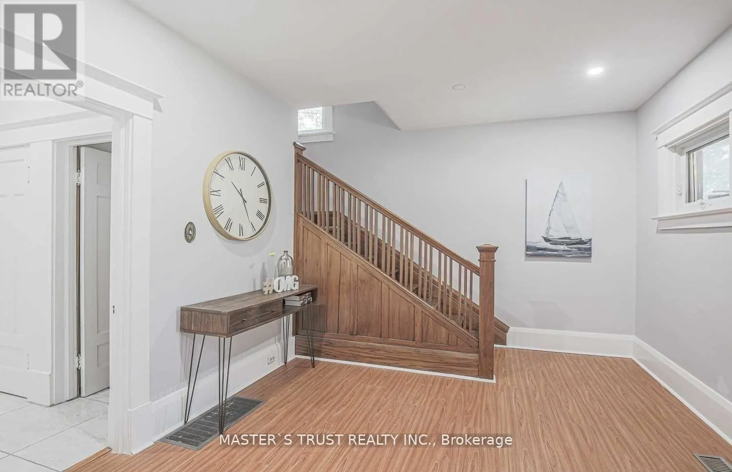 UPPER - 2668 MIDLAND AVENUE