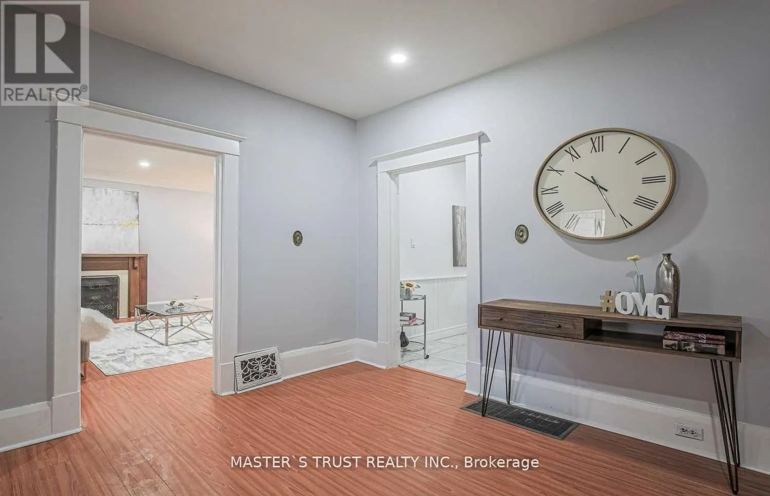 UPPER - 2668 MIDLAND AVENUE