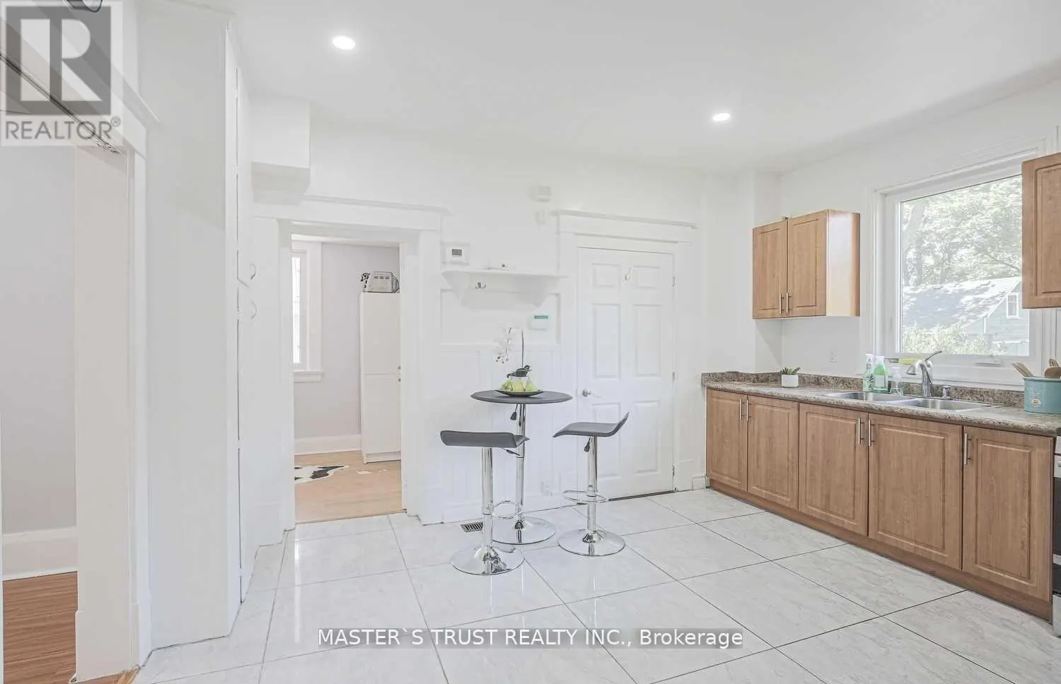 UPPER - 2668 MIDLAND AVENUE