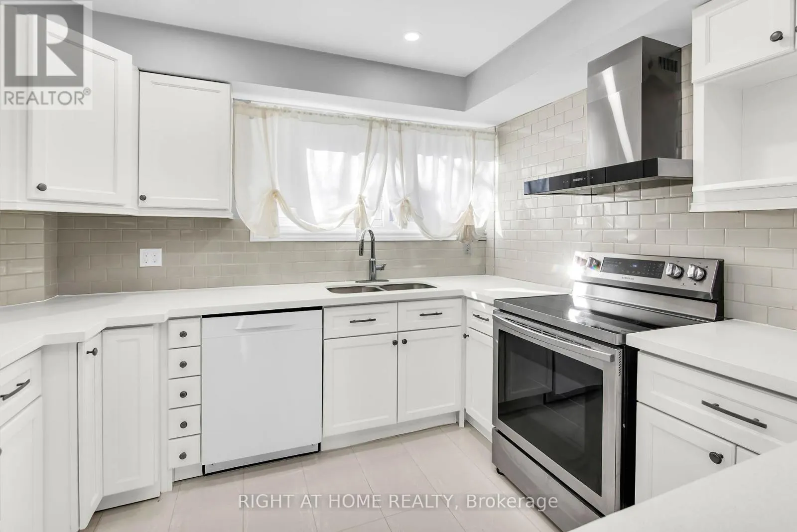 13 - 2716 ST CLAIR AVENUE E