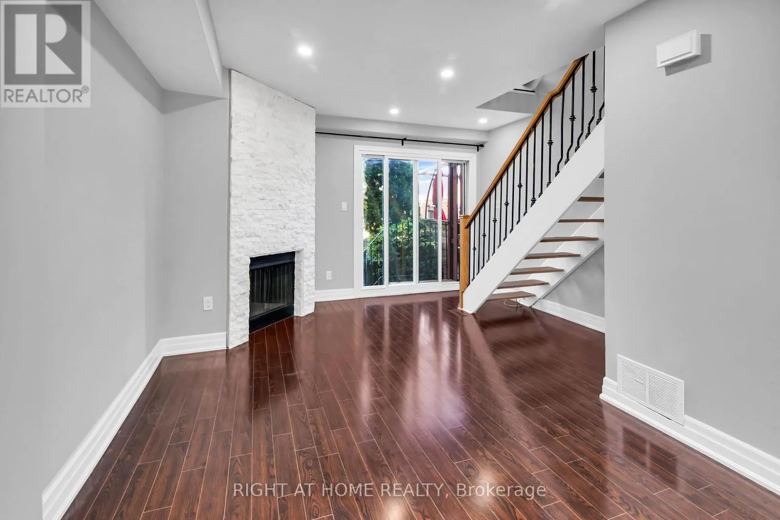 13 - 2716 ST CLAIR AVENUE E
