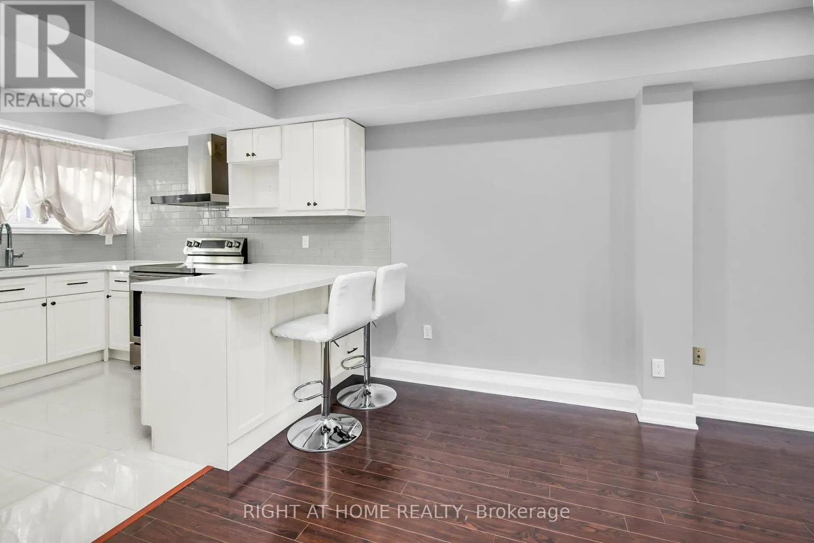 13 - 2716 ST CLAIR AVENUE E