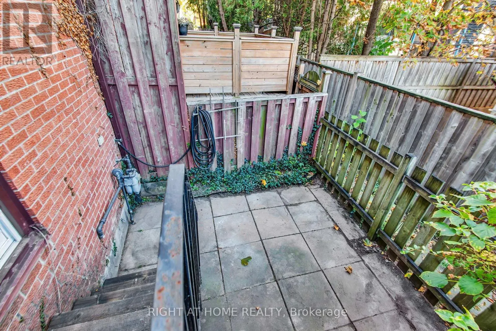 13 - 2716 ST CLAIR AVENUE E