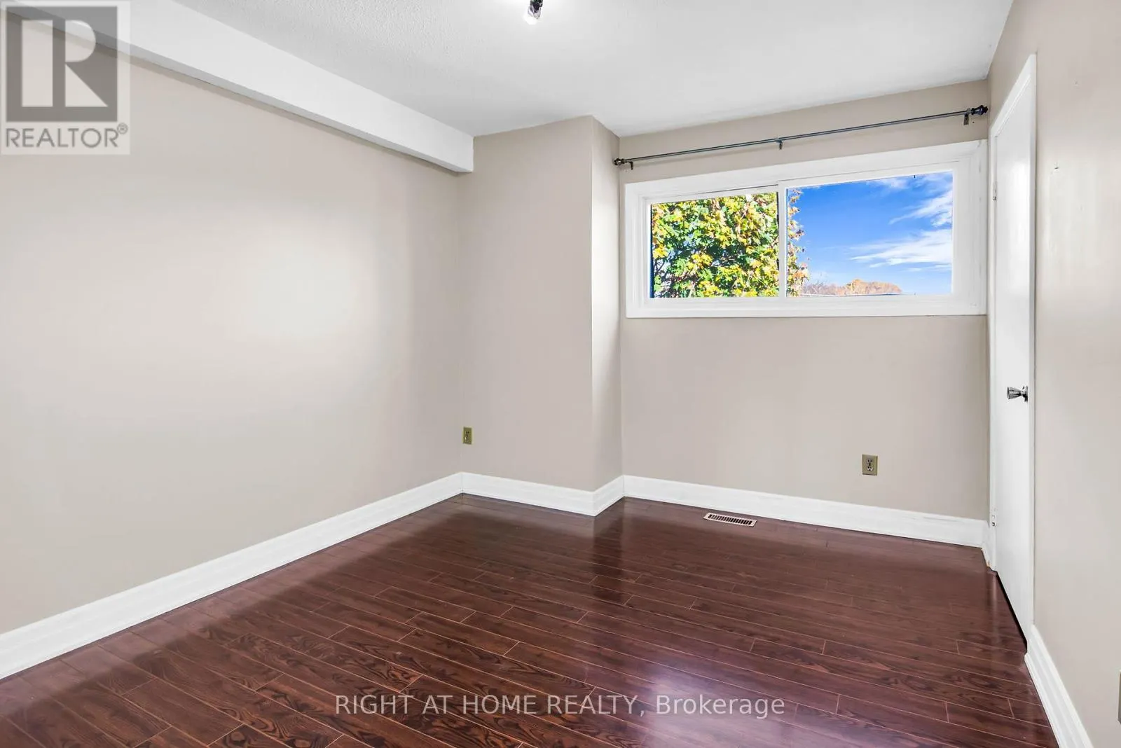 13 - 2716 ST CLAIR AVENUE E