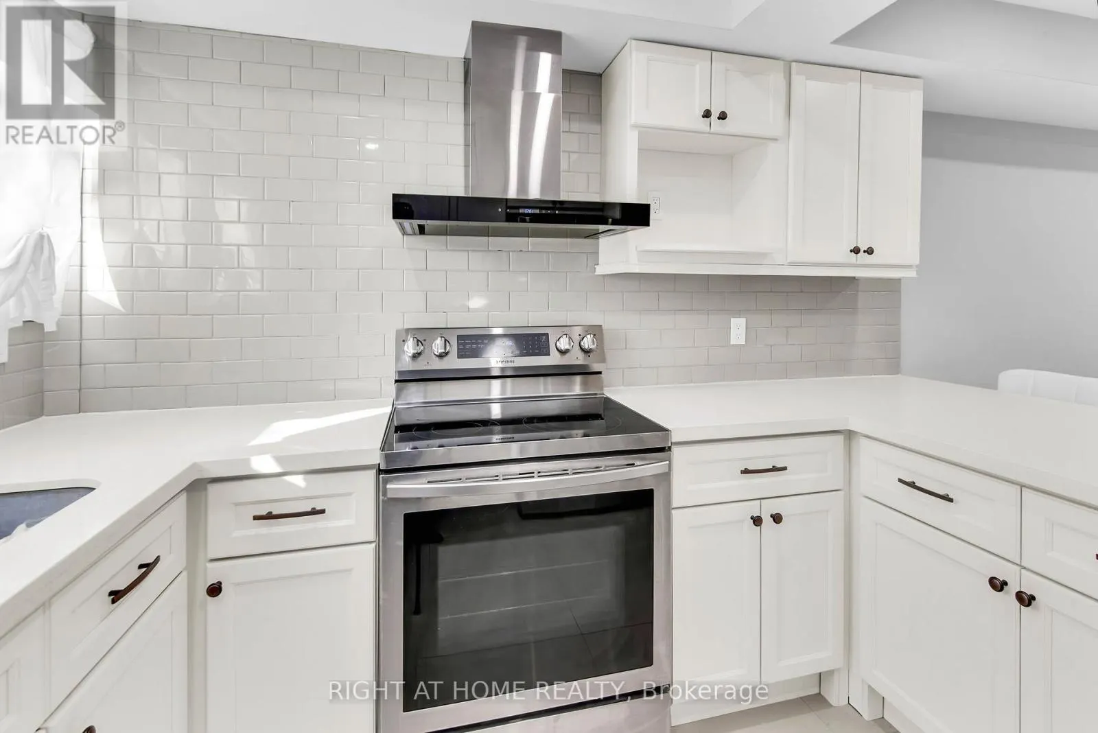 13 - 2716 ST CLAIR AVENUE E