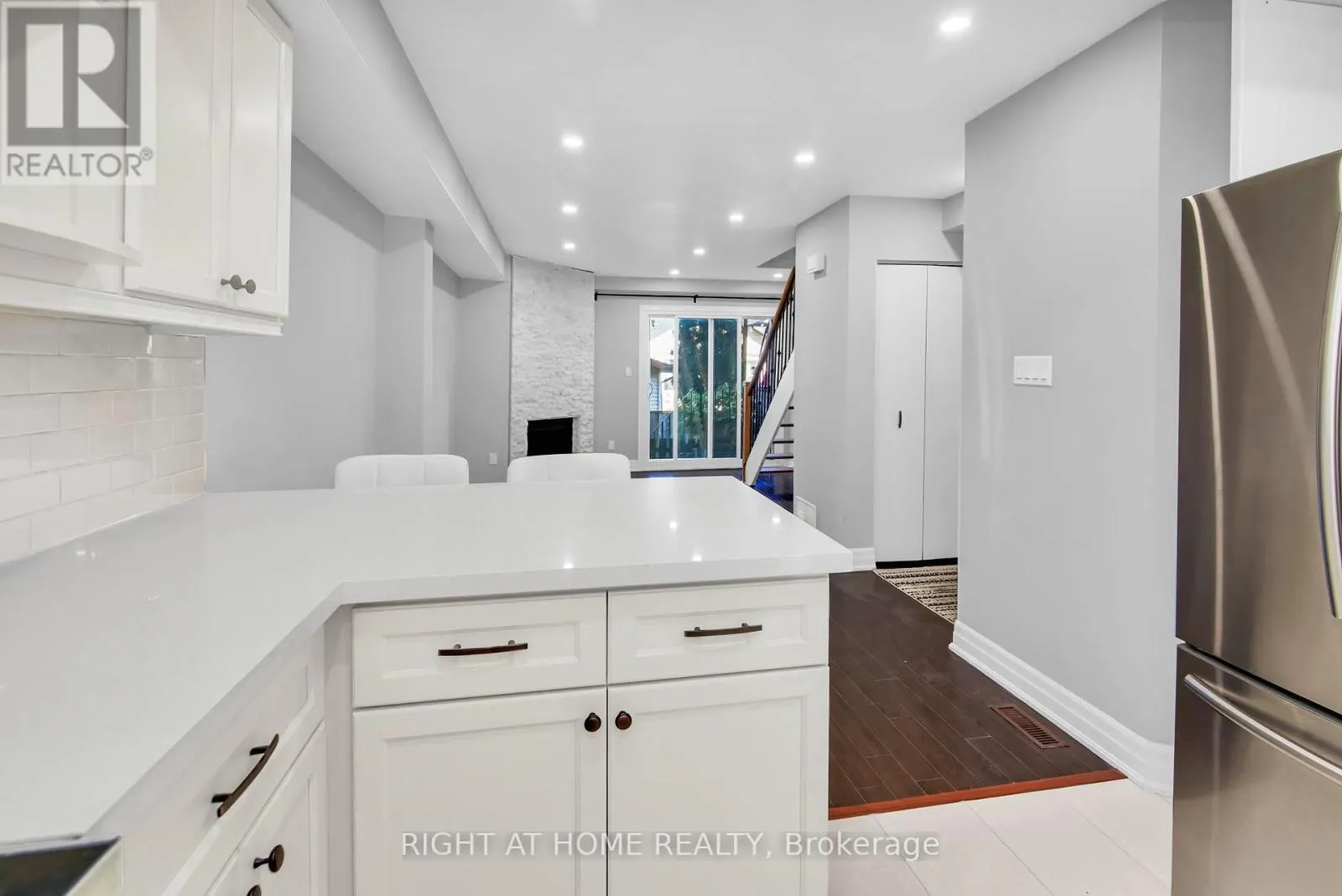 13 - 2716 ST CLAIR AVENUE E