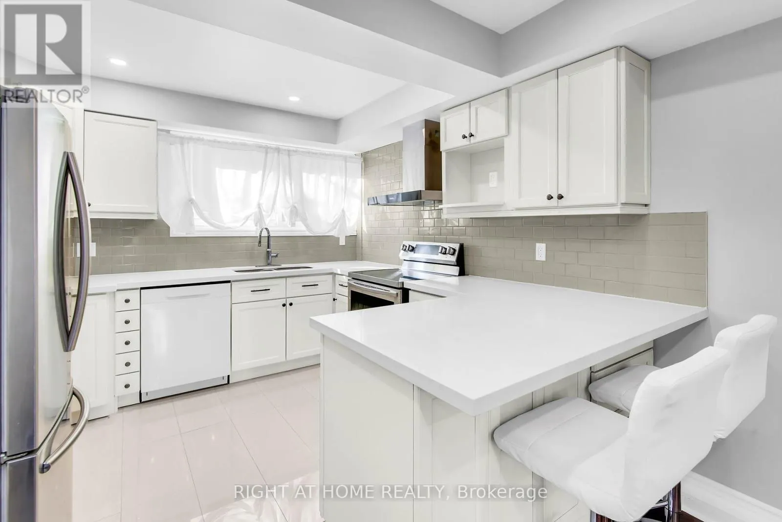13 - 2716 ST CLAIR AVENUE E