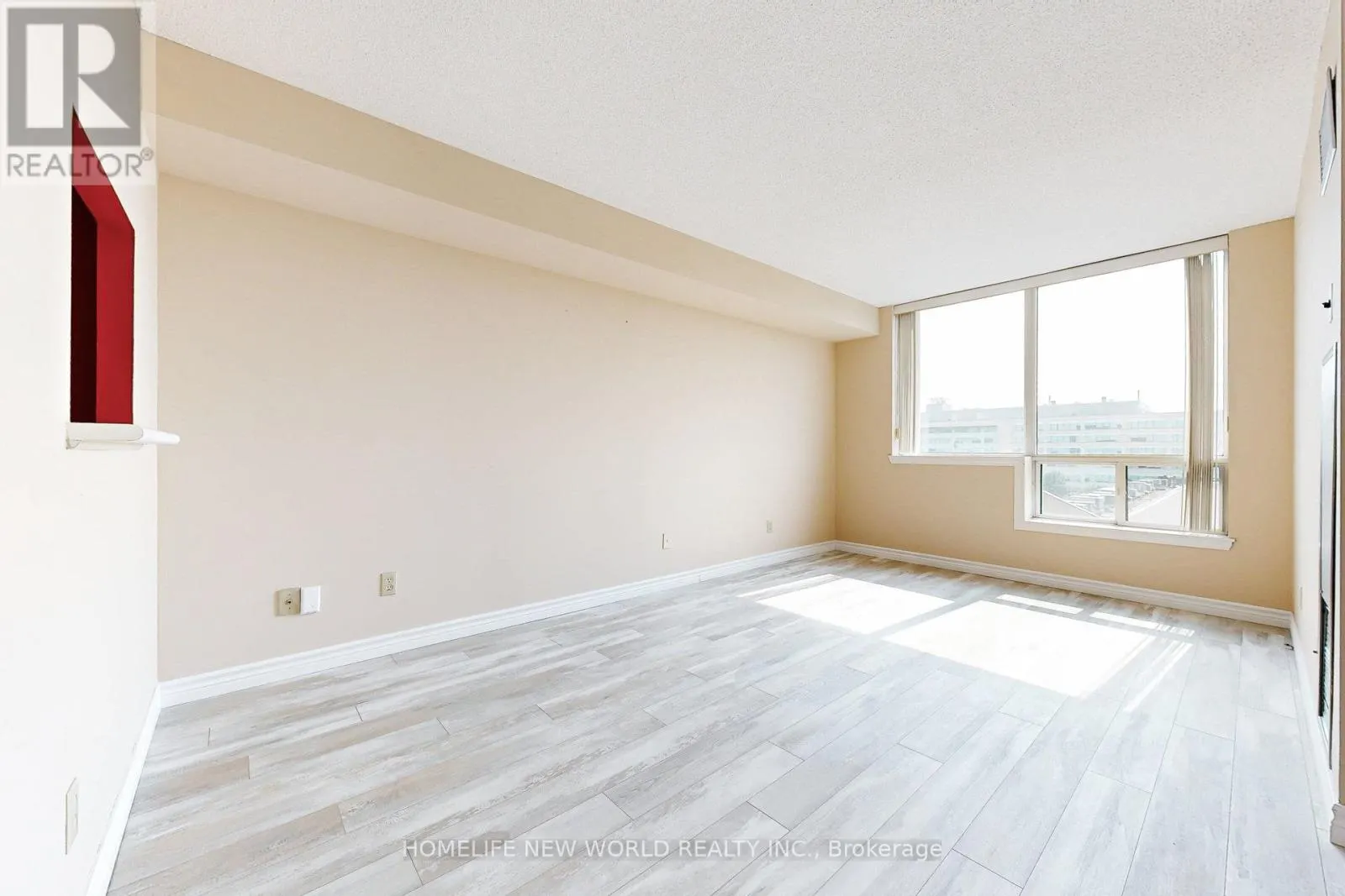 706 - 711 ROSSLAND ROAD E
