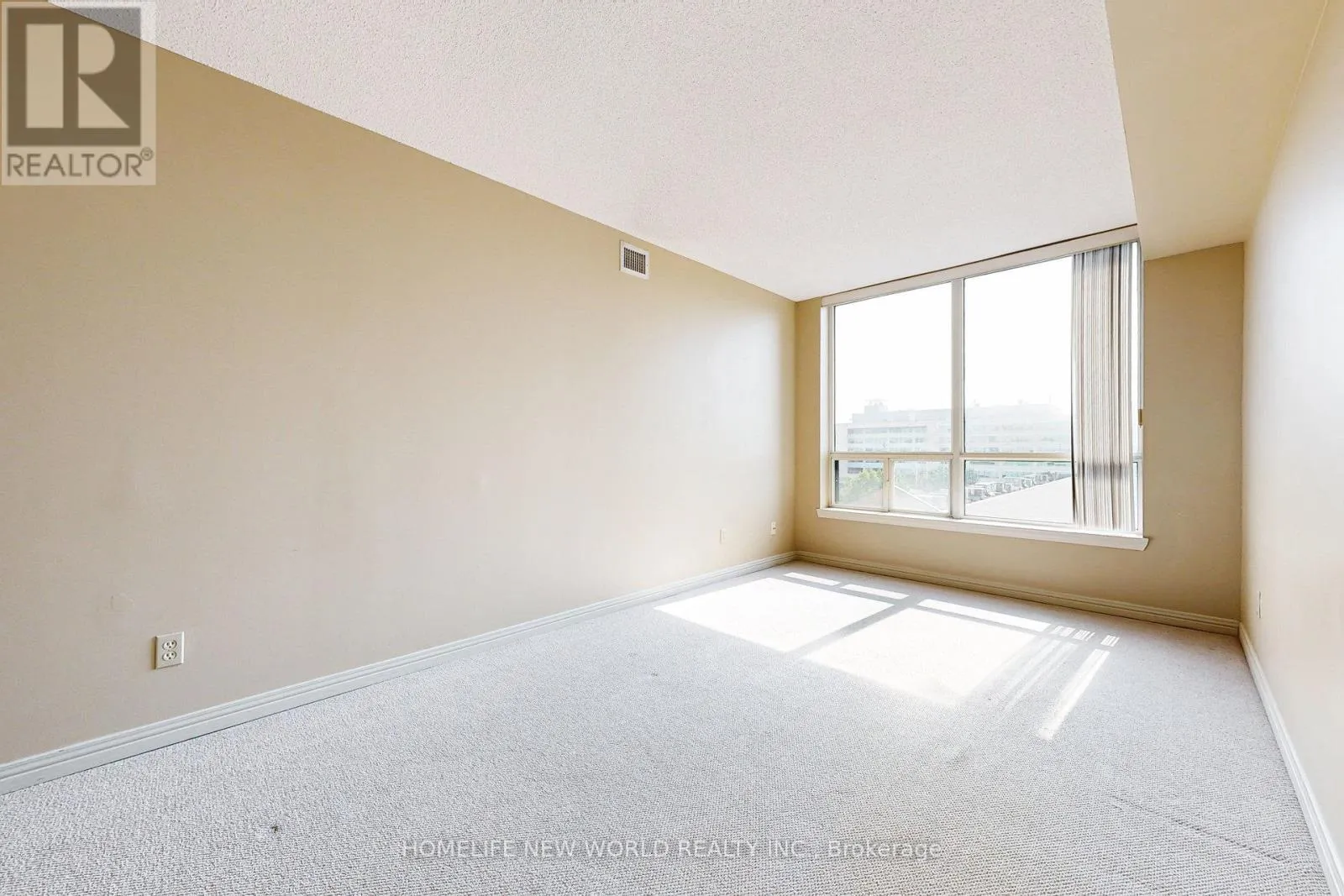 706 - 711 ROSSLAND ROAD E
