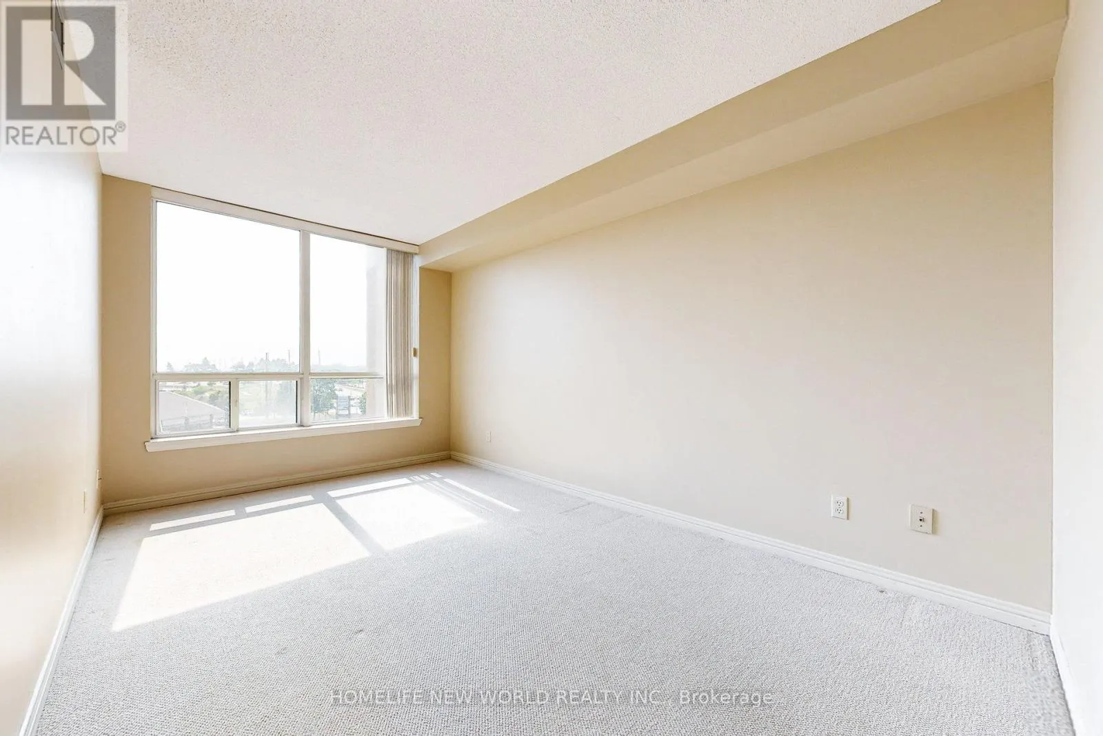 706 - 711 ROSSLAND ROAD E