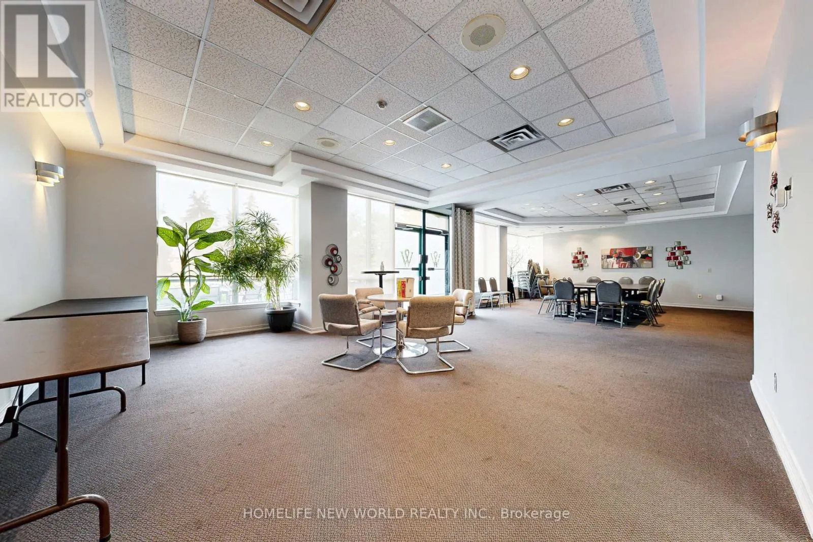 706 - 711 ROSSLAND ROAD E