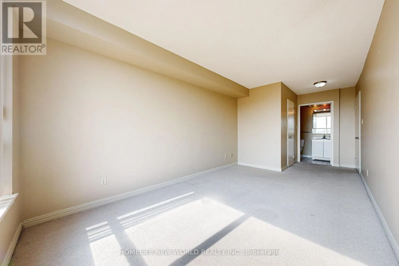 706 - 711 ROSSLAND ROAD E