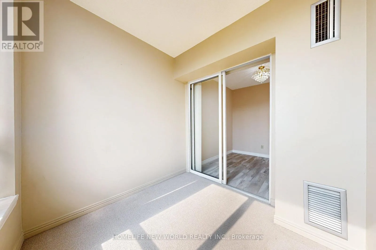 706 - 711 ROSSLAND ROAD E