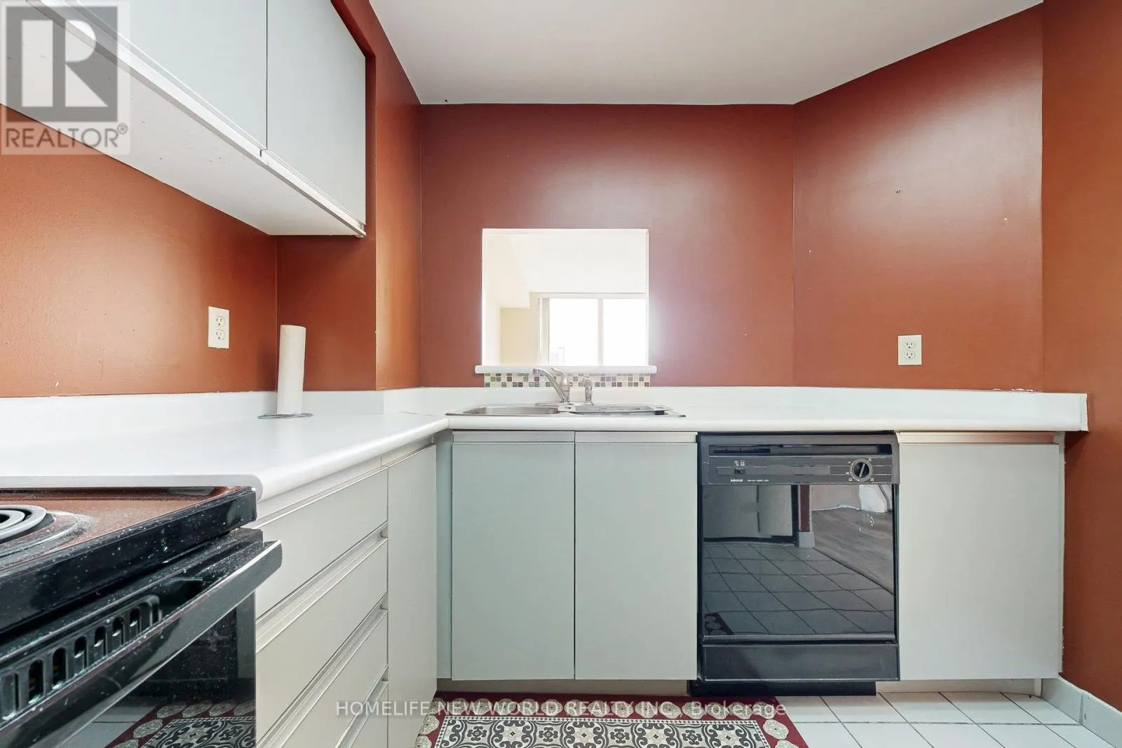 706 - 711 ROSSLAND ROAD E