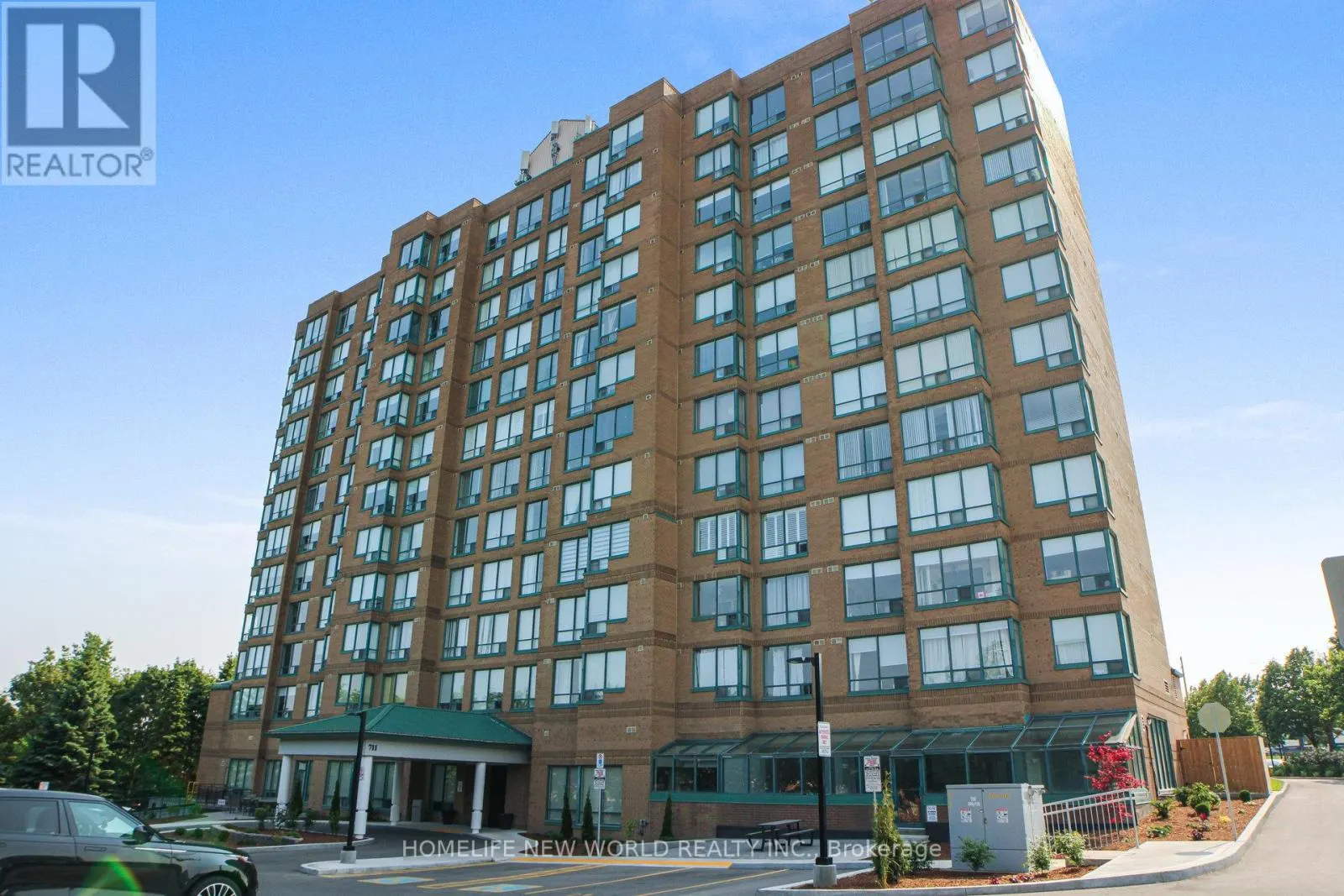 706 - 711 ROSSLAND ROAD E