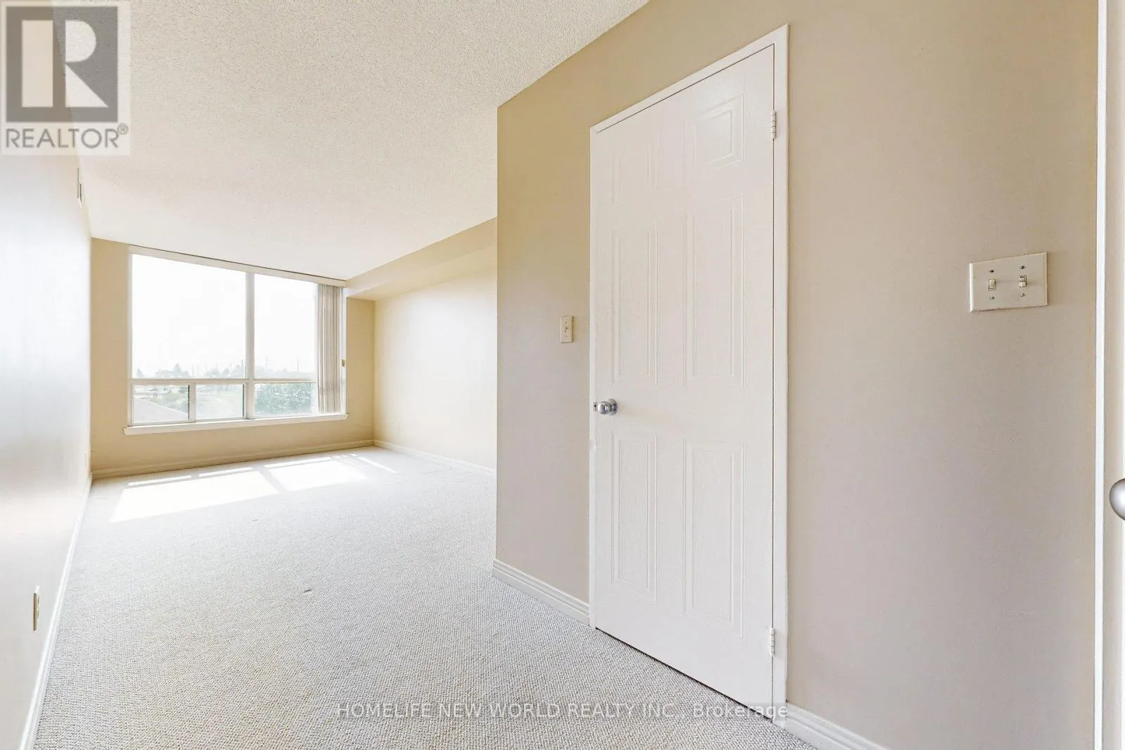 706 - 711 ROSSLAND ROAD E
