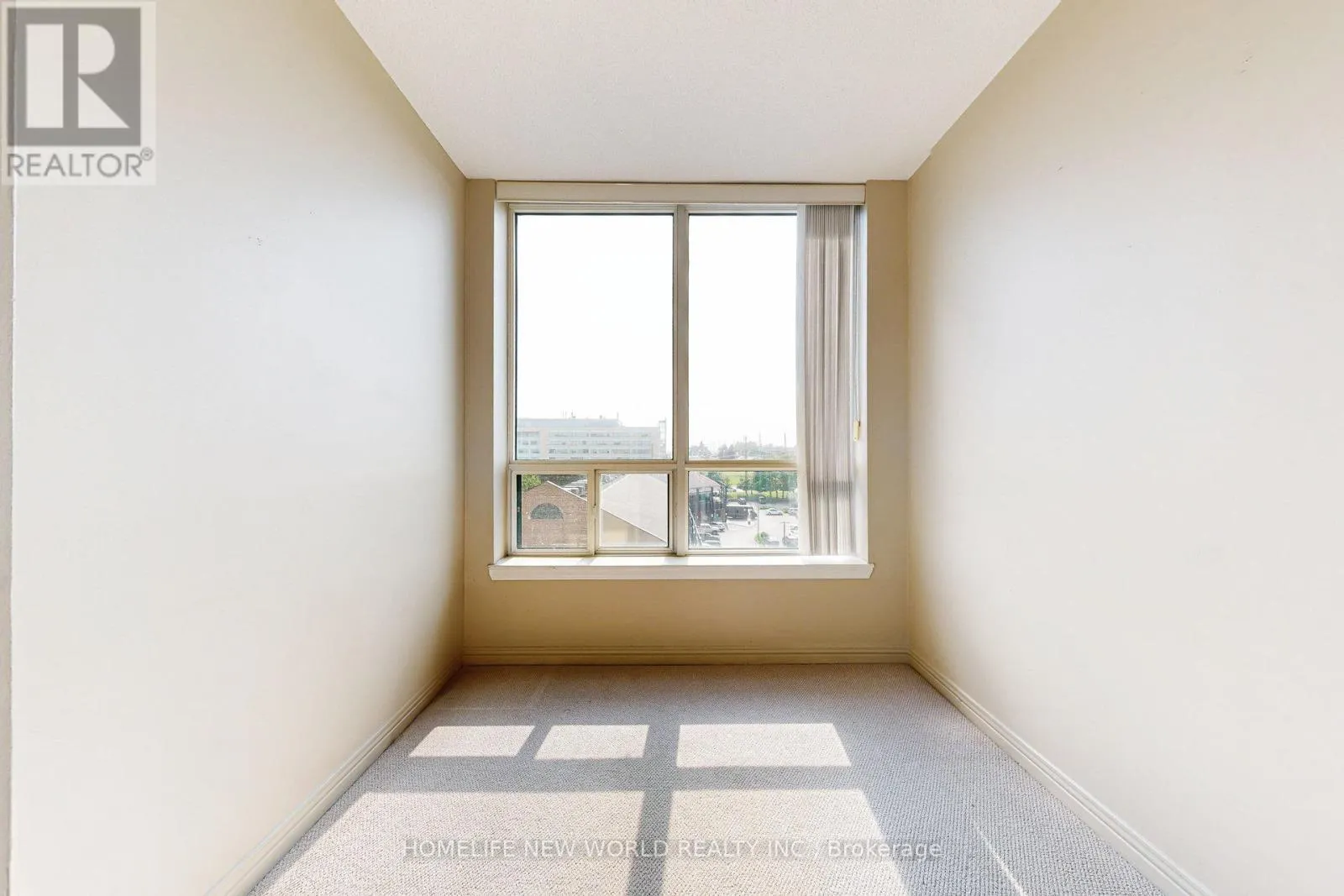 706 - 711 ROSSLAND ROAD E