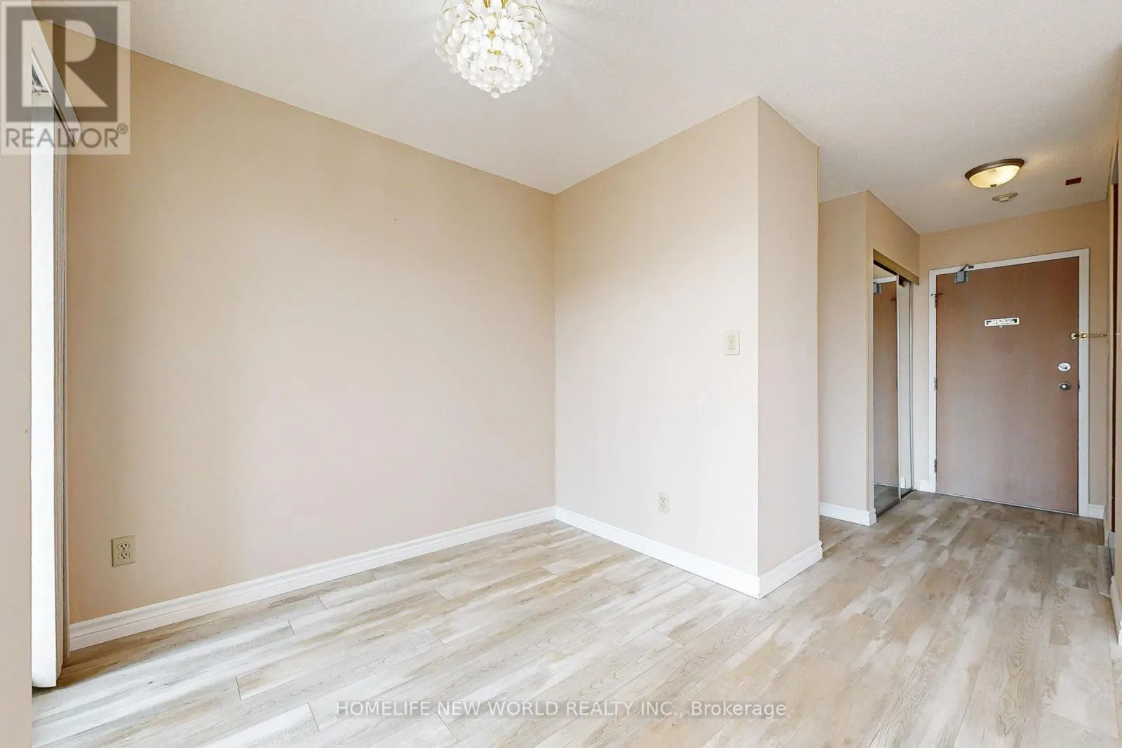 706 - 711 ROSSLAND ROAD E