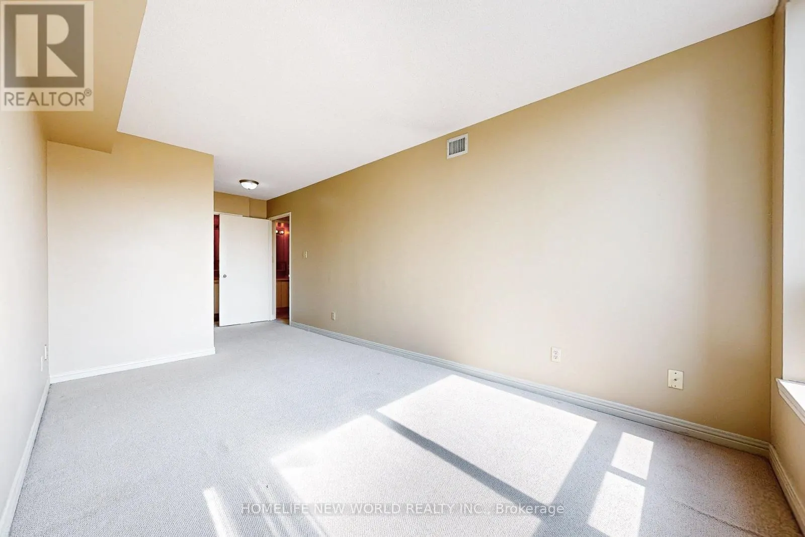 706 - 711 ROSSLAND ROAD E