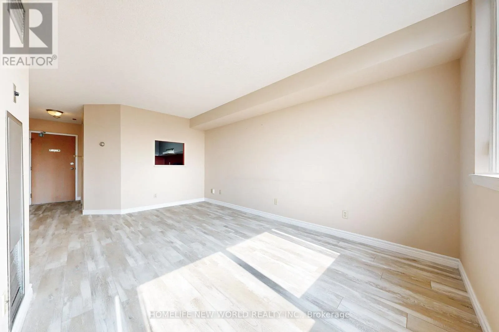 706 - 711 ROSSLAND ROAD E