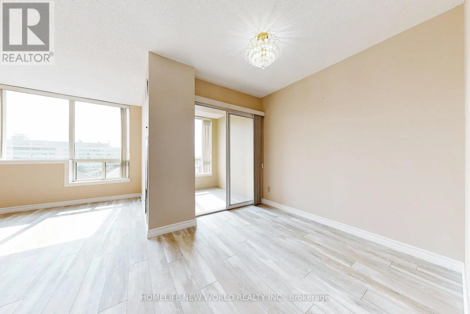 706 - 711 ROSSLAND ROAD E