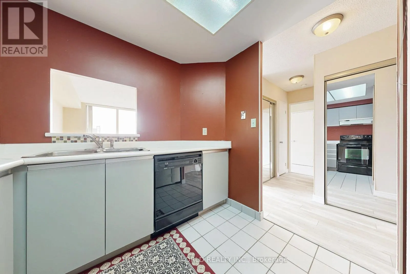 706 - 711 ROSSLAND ROAD E