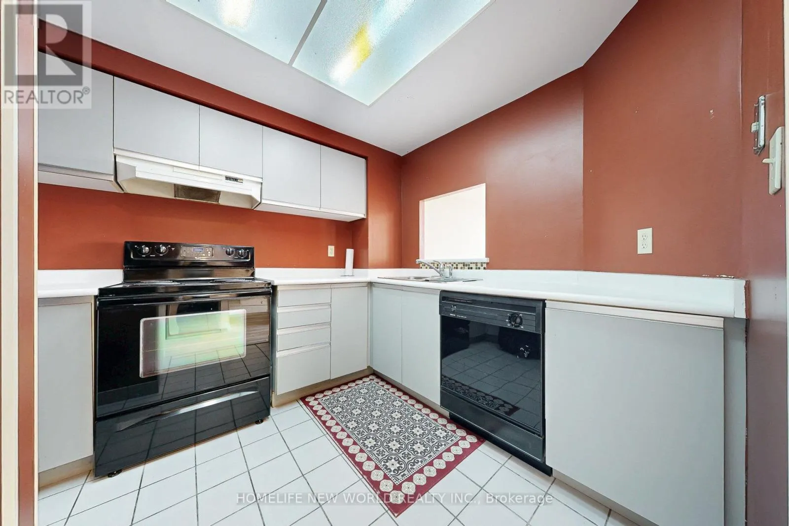 706 - 711 ROSSLAND ROAD E