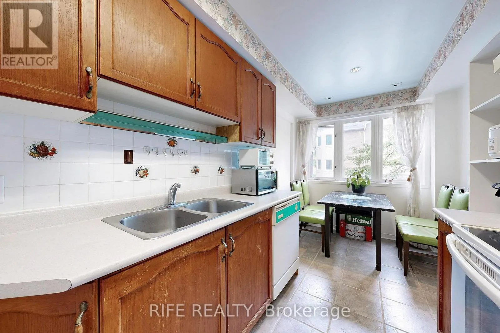 703 - 28 ROSEBANK DRIVE