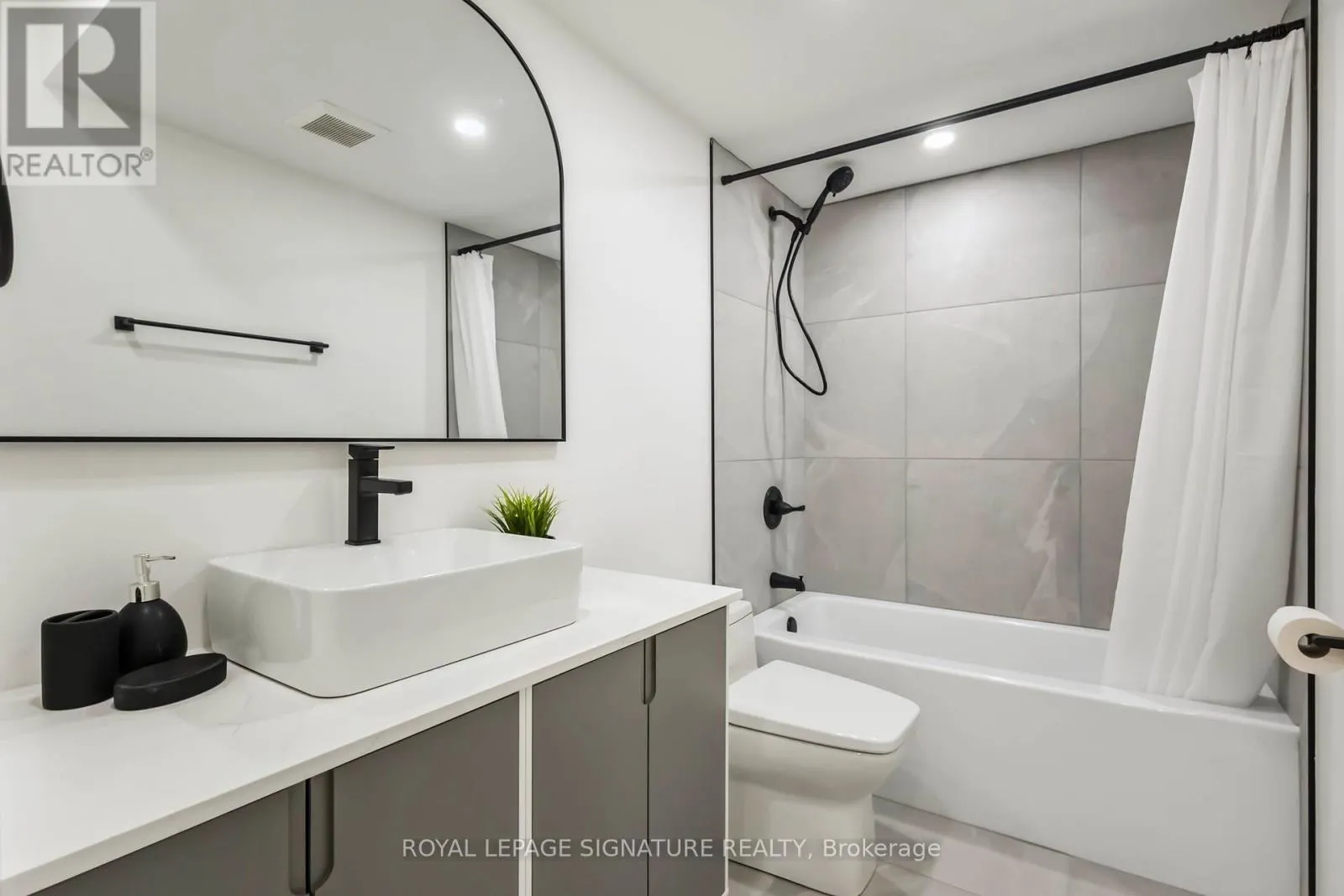 FURNISHED UPPER - 43A CUMMINGS STREET