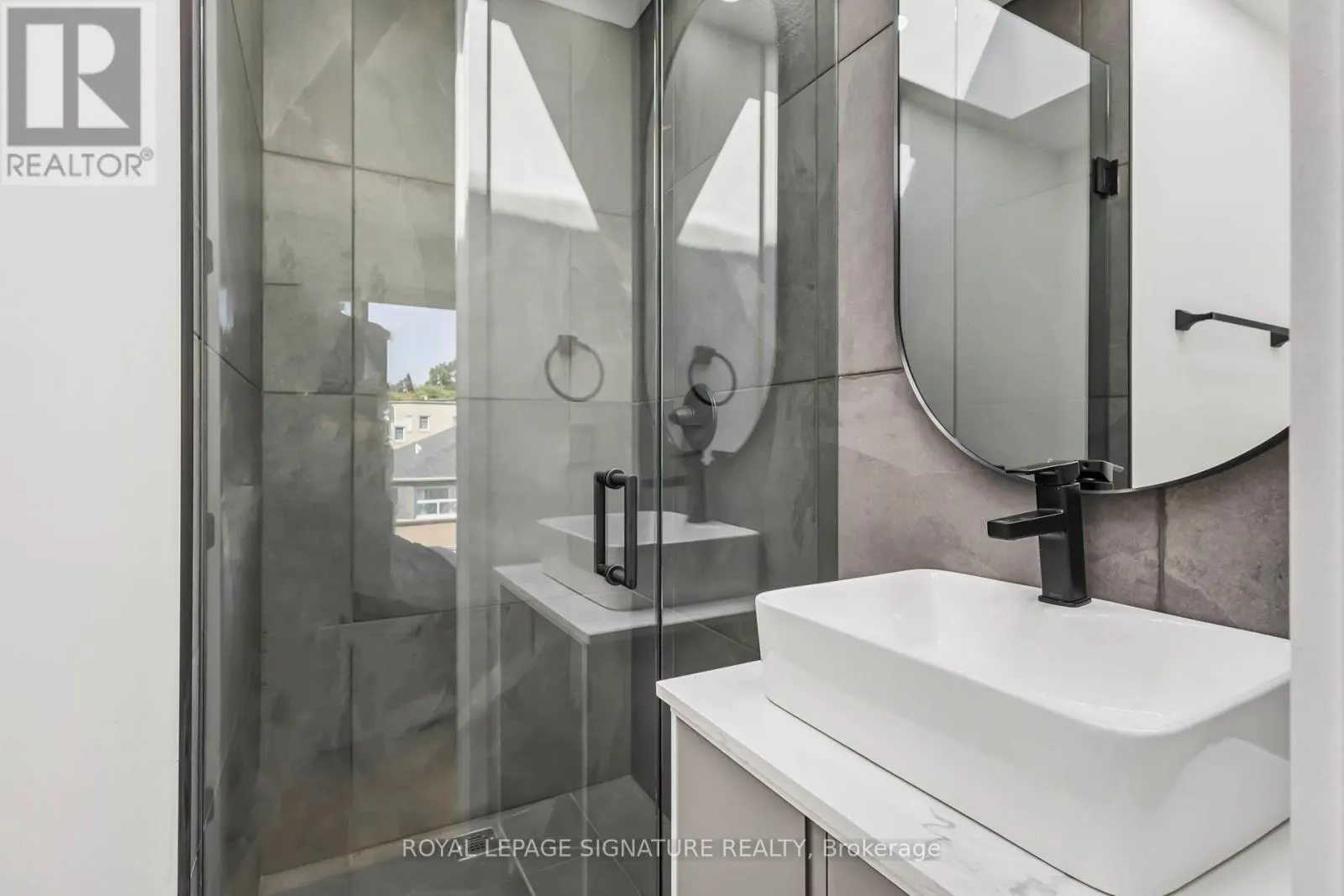 FURNISHED UPPER - 43A CUMMINGS STREET
