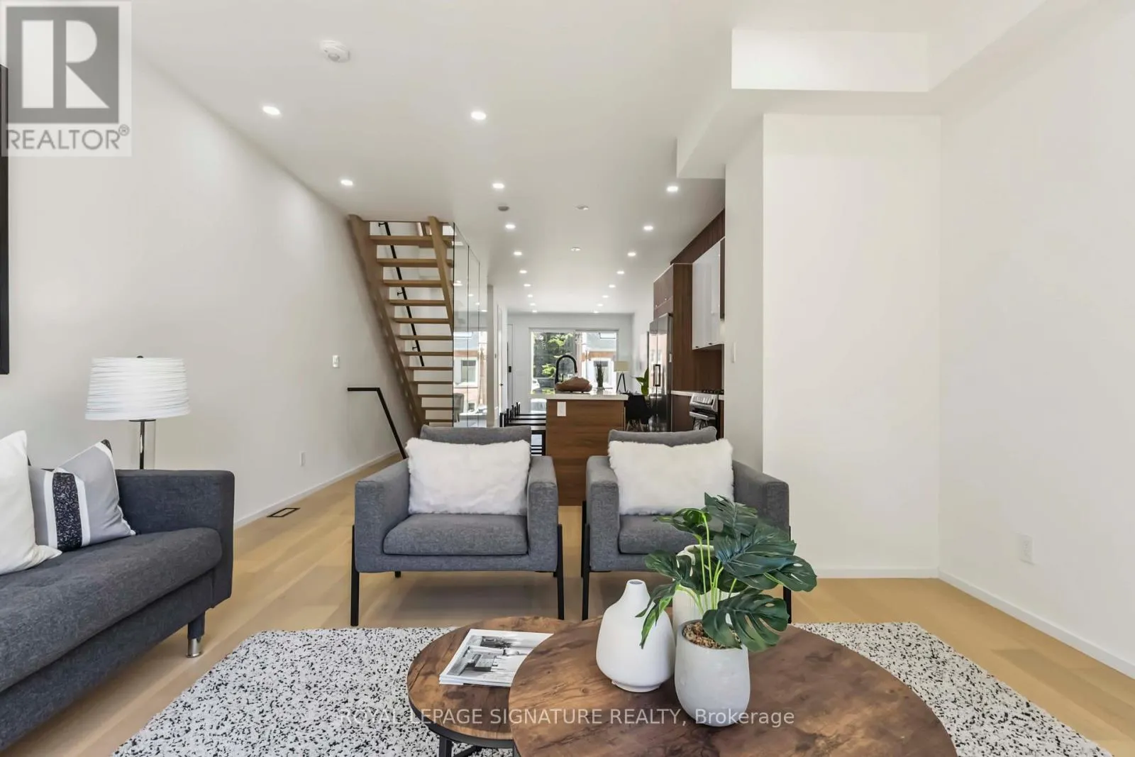 FURNISHED UPPER - 43A CUMMINGS STREET