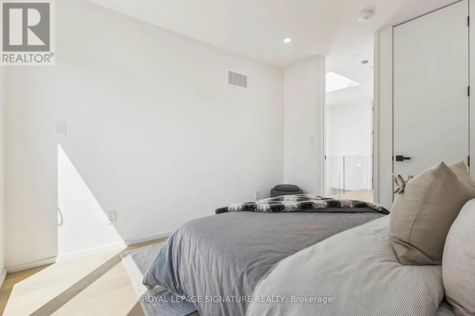 FURNISHED UPPER - 43A CUMMINGS STREET