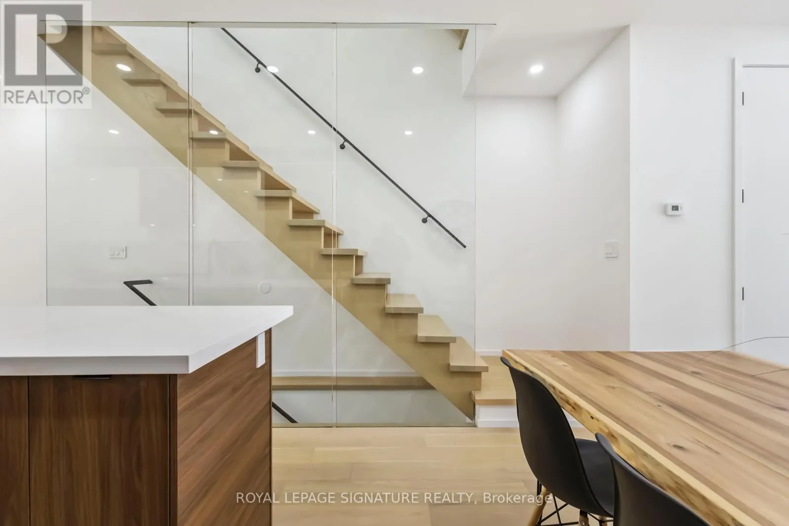 FURNISHED UPPER - 43A CUMMINGS STREET
