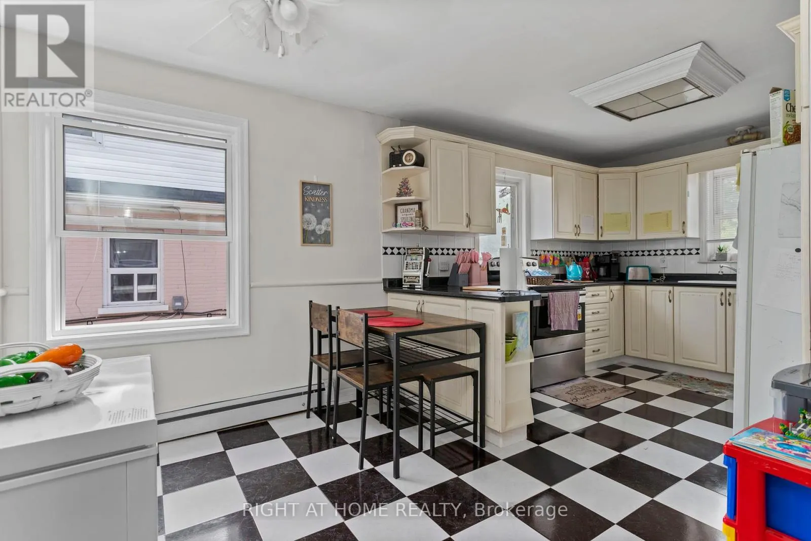 1398 SIMCOE STREET S
