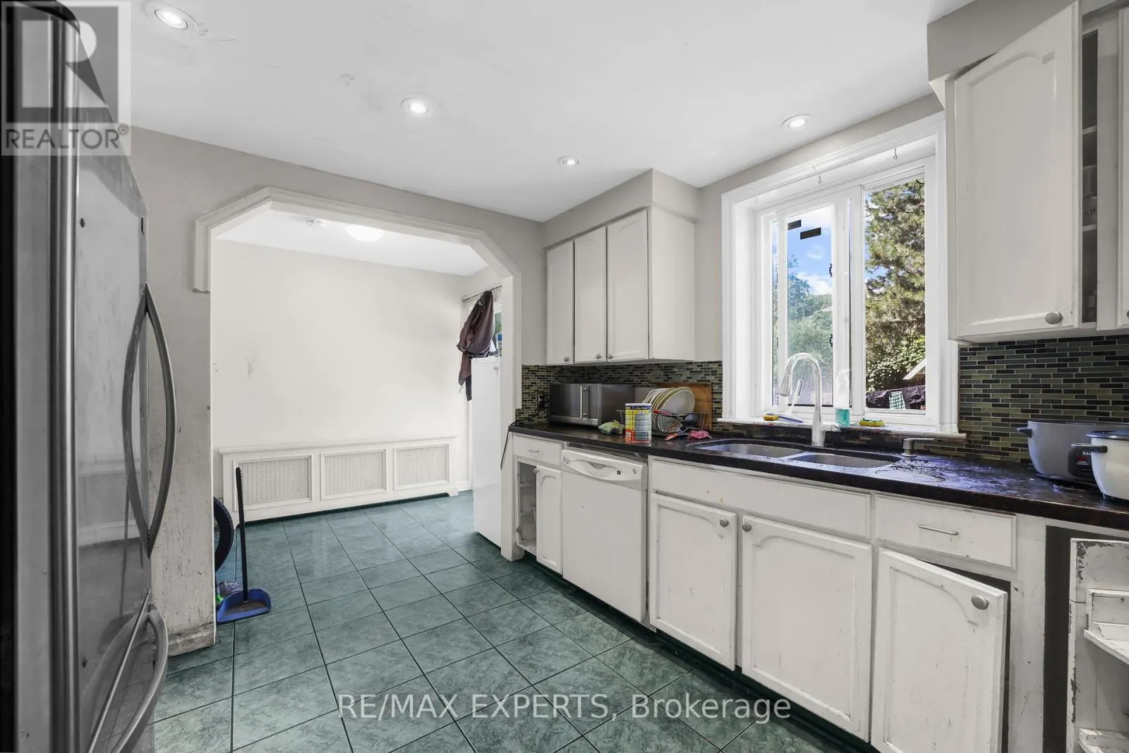 16 BELLEHAVEN CRESCENT