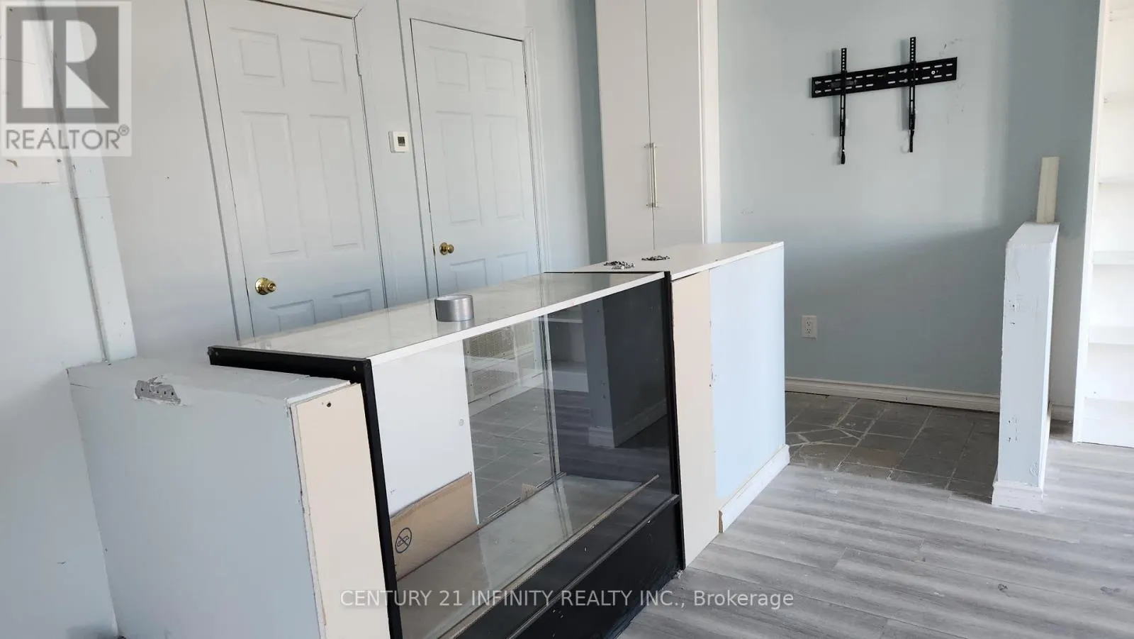 A - 555 RITSON ROAD S, #A
