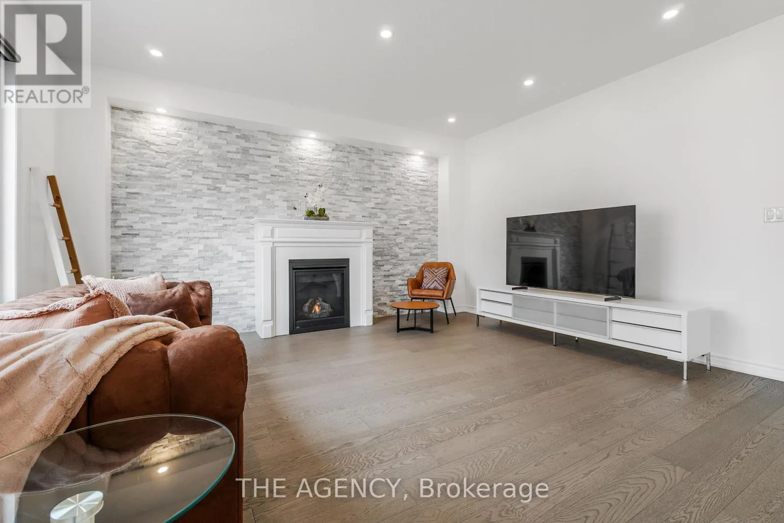 10 MOSES CRESCENT