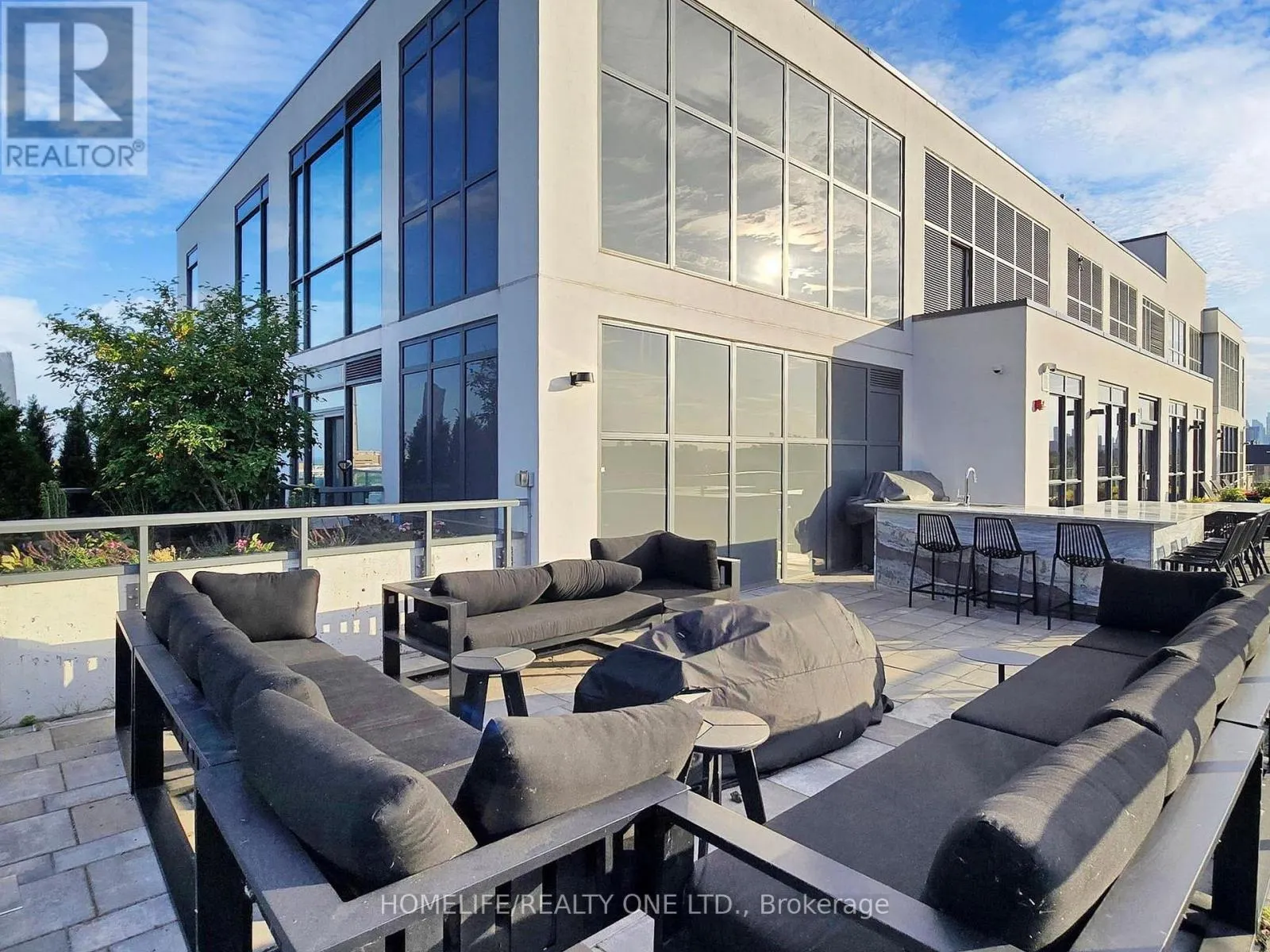 402 - 1331 QUEEN STREET E