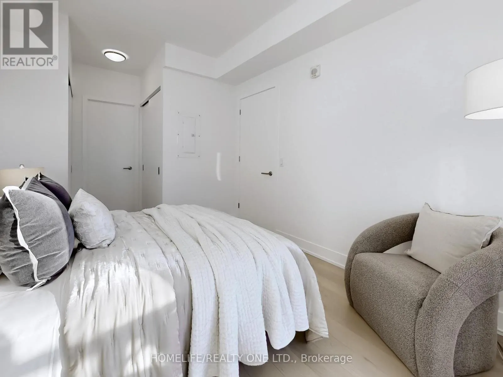402 - 1331 QUEEN STREET E