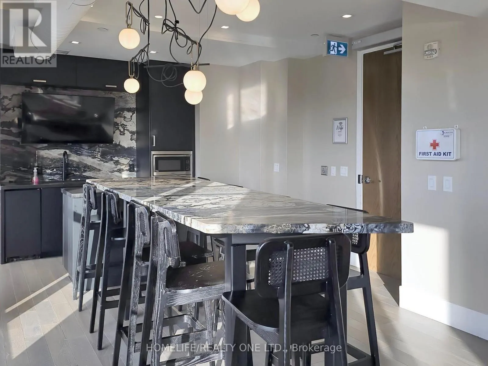 402 - 1331 QUEEN STREET E