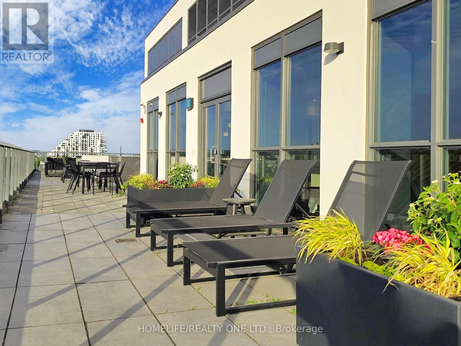 402 - 1331 QUEEN STREET E